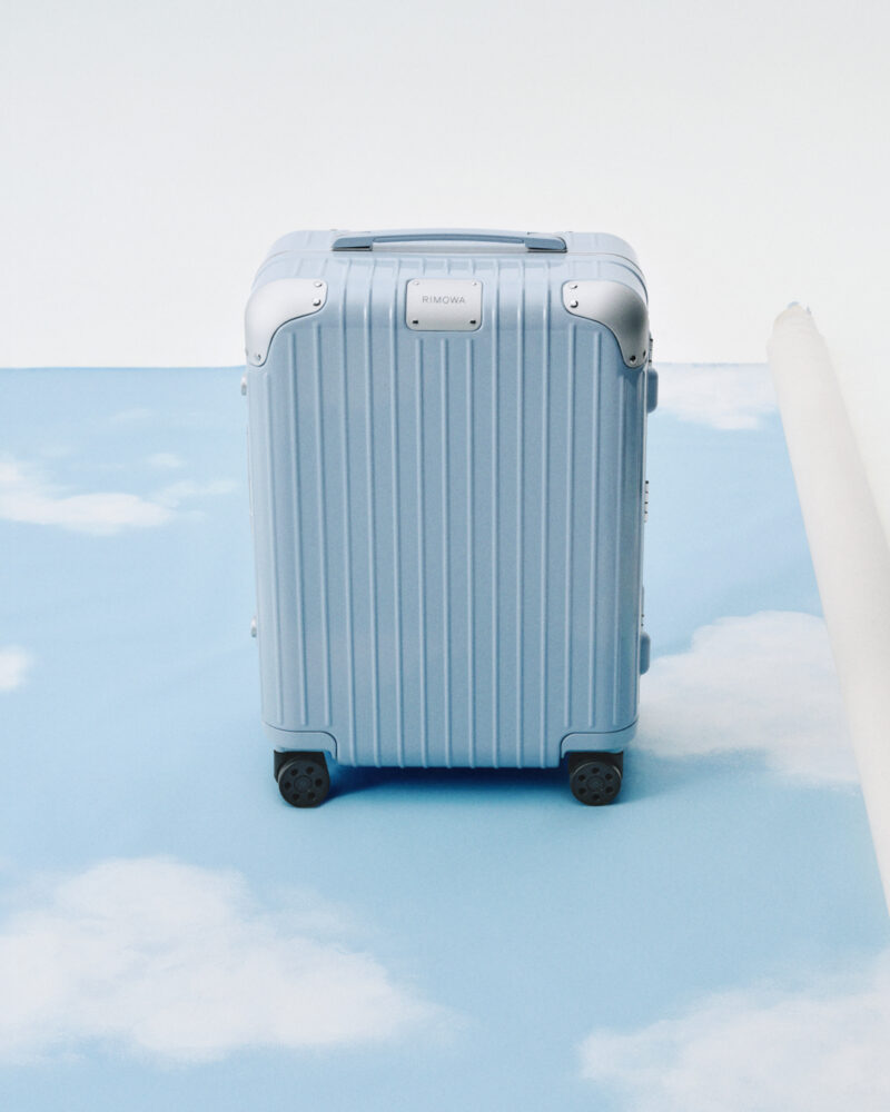 RIMOWA apresenta a cor Sky Blue na coleção Hybrid