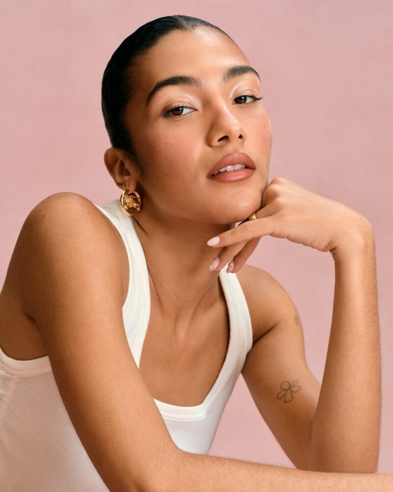 Burberry elege Olivia Dean como rosto do Burberry Her Parfum